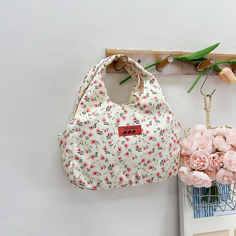 Najlonska bucket bag s malim cvjetnim uzorkom za svakodnevnu upotrebu, horizontalni kvadratni oblik, zatvarač, podstava od poliestera, unutarnje džepove za telefon i osobnu iskaznicu, street stil, ljeto 2024