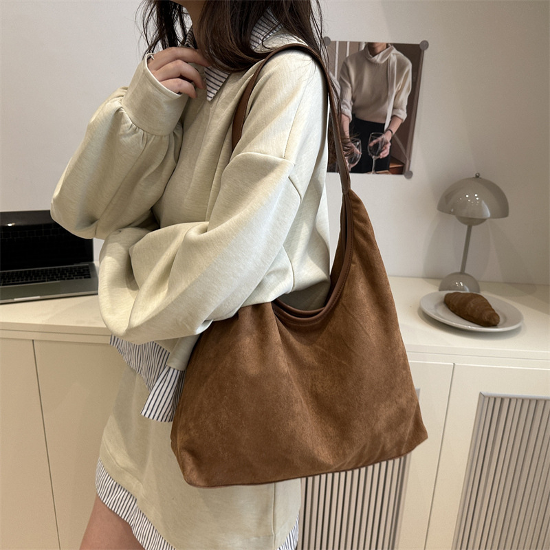 Tote torba od suede kože u gradsko minimalističkom stilu, horizontalni kvadratni oblik, podstava od poliestera, magnetsko zatvaranje.