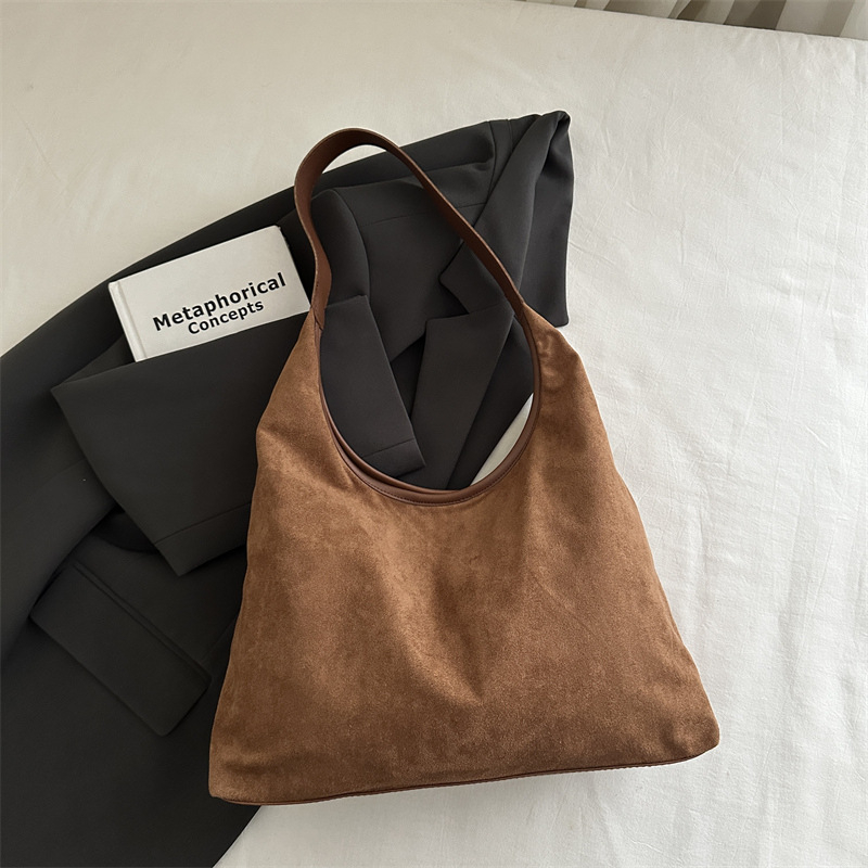 Tote torba od suede kože u gradsko minimalističkom stilu, horizontalni kvadratni oblik, podstava od poliestera, magnetsko zatvaranje.
