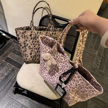 Torba od platna s leopard printom, za rameno/crossbody, gradski minimalistički stil, vertikalno kvadratnog oblika, zatvarač, podstava od poliester