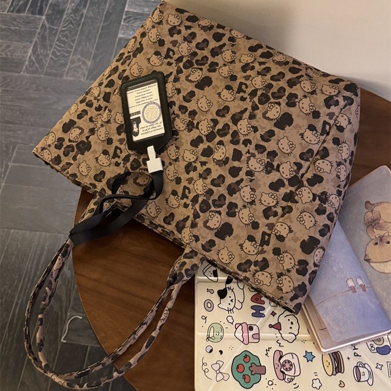 Torba od platna s leopard printom, za rameno/crossbody, gradski minimalistički stil, vertikalno kvadratnog oblika, zatvarač, podstava od poliester