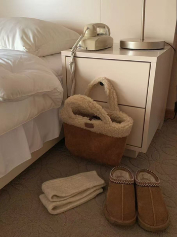Plišana vunena tote torba, gradski stil, vodoravni kvadratni oblik, otvoreno otvaranje, unutarnja ID džep