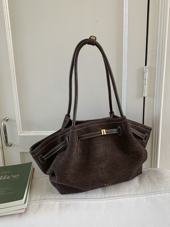 Ženska torba od PU suede materijala, oblik šoping tote, zatvarač, poliester podstava, jesen 2025 (Materijal: PU suede; Podstava: poliester; Oblik: šoping torba; Zatvaranje: zatvarač; Sezona: jesen 2025)