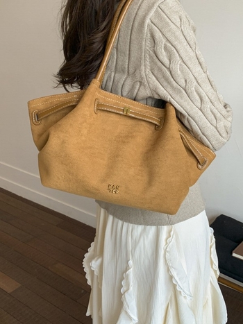 Ženska torba od PU suede materijala, oblik šoping tote, zatvarač, poliester podstava, jesen 2025 (Materijal: PU suede; Podstava: poliester; Oblik: šoping torba; Zatvaranje: zatvarač; Sezona: jesen 2025)
