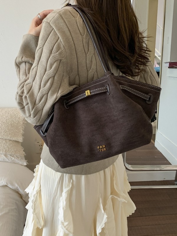 Ženska torba od PU suede materijala, oblik šoping tote, zatvarač, poliester podstava, jesen 2025 (Materijal: PU suede; Podstava: poliester; Oblik: šoping torba; Zatvaranje: zatvarač; Sezona: jesen 2025)