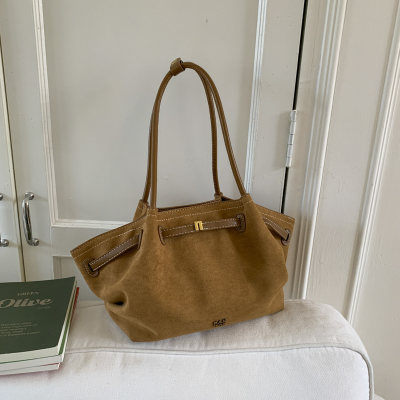 Ženska torba od PU suede materijala, oblik šoping tote, zatvarač, poliester podstava, jesen 2025 (Materijal: PU suede; Podstava: poliester; Oblik: šoping torba; Zatvaranje: zatvarač; Sezona: jesen 2025)