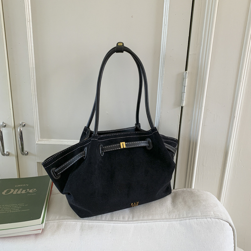 Ženska torba od PU suede materijala, oblik šoping tote, zatvarač, poliester podstava, jesen 2025 (Materijal: PU suede; Podstava: poliester; Oblik: šoping torba; Zatvaranje: zatvarač; Sezona: jesen 2025)
