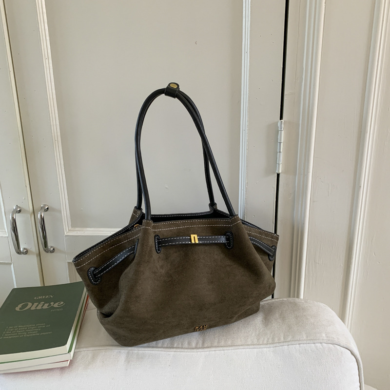Ženska torba od PU suede materijala, oblik šoping tote, zatvarač, poliester podstava, jesen 2025 (Materijal: PU suede; Podstava: poliester; Oblik: šoping torba; Zatvaranje: zatvarač; Sezona: jesen 2025)