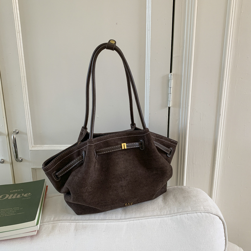 Ženska torba od PU suede materijala, oblik šoping tote, zatvarač, poliester podstava, jesen 2025 (Materijal: PU suede; Podstava: poliester; Oblik: šoping torba; Zatvaranje: zatvarač; Sezona: jesen 2025)