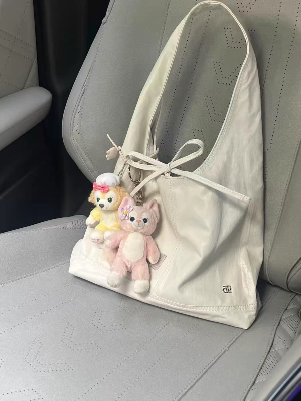 Sweetheart PU tote torba s bucket siluetom, zatvaranje vrpcom, poliester podstava, unutarnji džep za telefon i jedna naramenica za svakodnevnu uporabu.