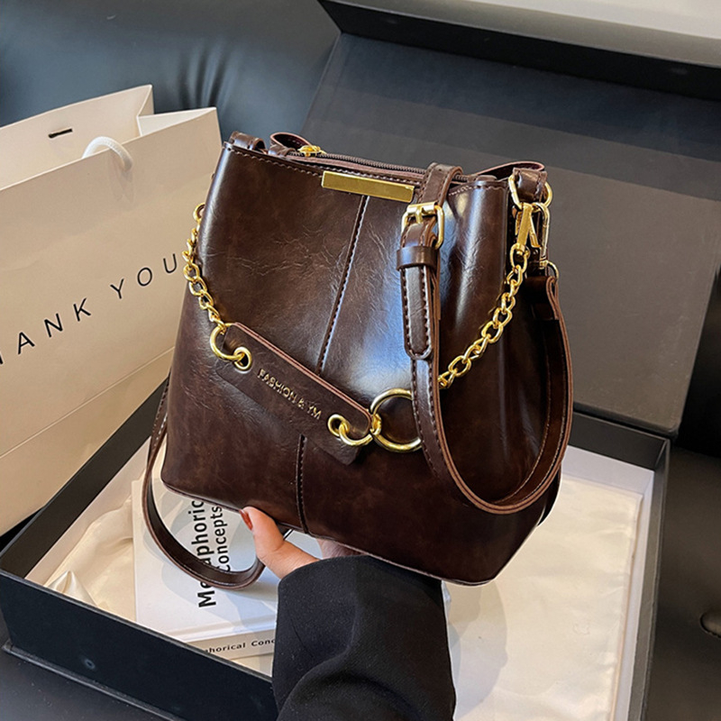Torba tipa kofa od sintetičke kože, crossbody stil, zatvaranje zatvaračem, jedna naramenica (jesensko izdanje 2025)