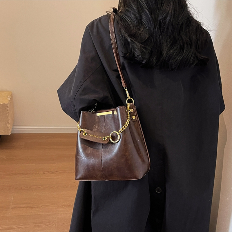 Torba tipa kofa od sintetičke kože, crossbody stil, zatvaranje zatvaračem, jedna naramenica (jesensko izdanje 2025)
