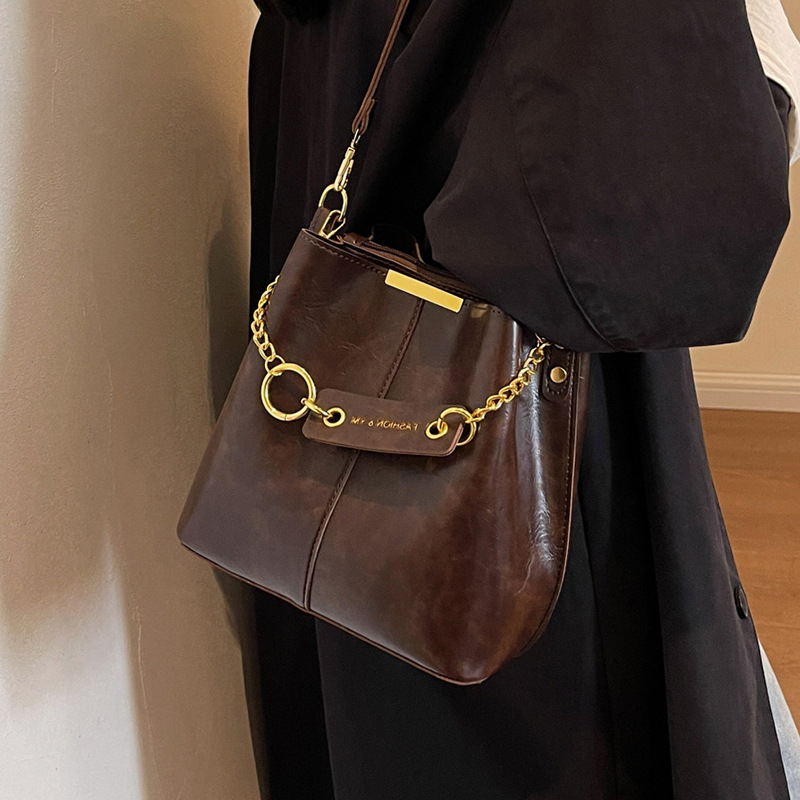 Torba tipa kofa od sintetičke kože, crossbody stil, zatvaranje zatvaračem, jedna naramenica (jesensko izdanje 2025)