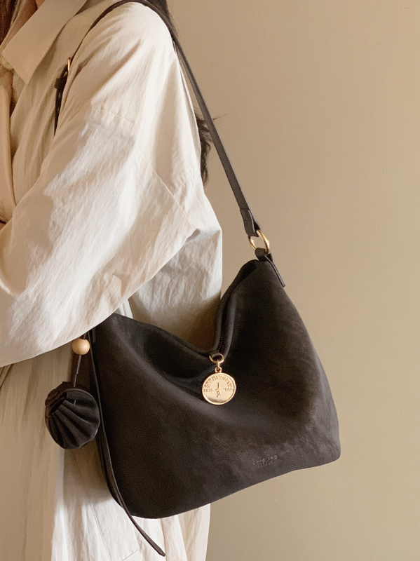 Bucket bag, urban stil jednostavnosti, PU materijal, zatvarač, unutarnja džep sa zatvaračem, horizontalni kvadratni oblik