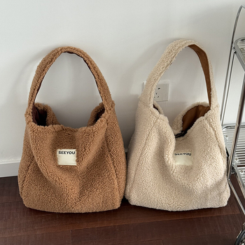 Ženska crossbody torba od velura, kutijastog oblika, magnetsko zatvaranje, unutarnji džep sa zipom, jedna naramenica