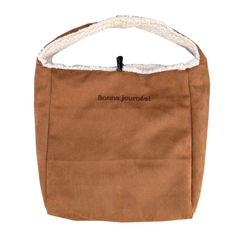 Ženska crossbody torba od velura, kutijastog oblika, magnetsko zatvaranje, unutarnji džep sa zipom, jedna naramenica