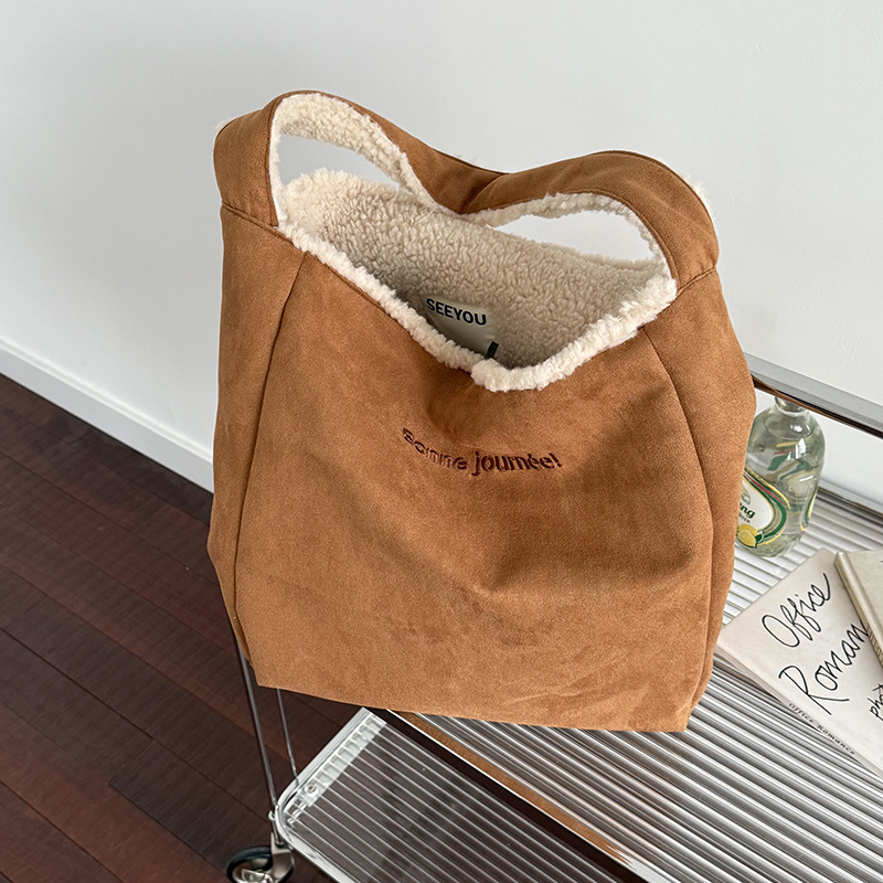 Ženska crossbody torba od velura, kutijastog oblika, magnetsko zatvaranje, unutarnji džep sa zipom, jedna naramenica