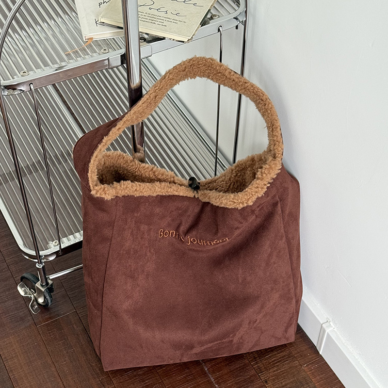 Ženska crossbody torba od velura, kutijastog oblika, magnetsko zatvaranje, unutarnji džep sa zipom, jedna naramenica