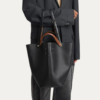 Bucket torba od prave kože sa magnetnim zatvaranjem; unutarnji džepovi: zatvarač, džep za telefon i ID; poliester podstava; proljeće 2025