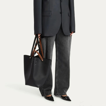 Bucket torba od prave kože sa magnetnim zatvaranjem; unutarnji džepovi: zatvarač, džep za telefon i ID; poliester podstava; proljeće 2025