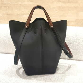 Bucket torba od prave kože sa magnetnim zatvaranjem; unutarnji džepovi: zatvarač, džep za telefon i ID; poliester podstava; proljeće 2025