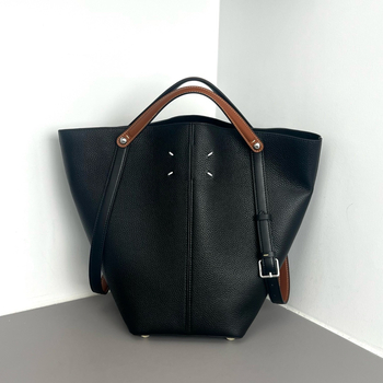 Bucket torba od prave kože sa magnetnim zatvaranjem; unutarnji džepovi: zatvarač, džep za telefon i ID; poliester podstava; proljeće 2025