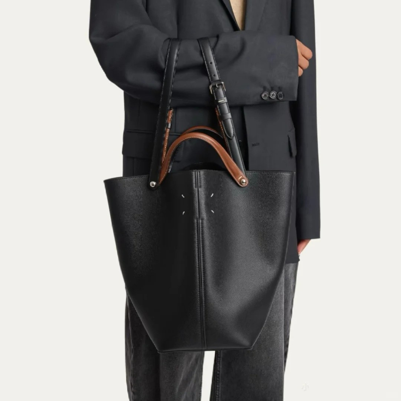 Bucket torba od prave kože sa magnetnim zatvaranjem; unutarnji džepovi: zatvarač, džep za telefon i ID; poliester podstava; proljeće 2025