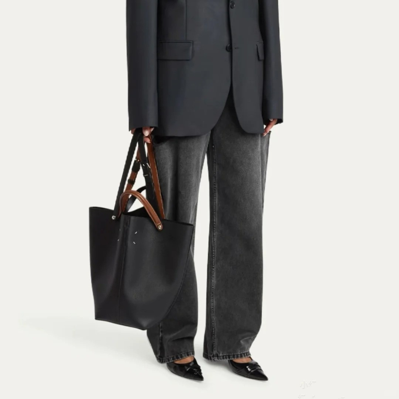 Bucket torba od prave kože sa magnetnim zatvaranjem; unutarnji džepovi: zatvarač, džep za telefon i ID; poliester podstava; proljeće 2025