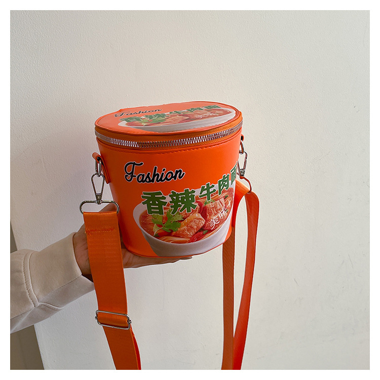 PU bucket torba s poklopcem, cilindričnog oblika, zatvaranje na zip, jednostruka naramenica