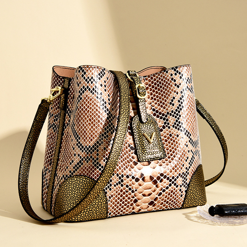 Ženska bucket torba s uzorkom zmije, moderna i svestrana, crossbody i za rame