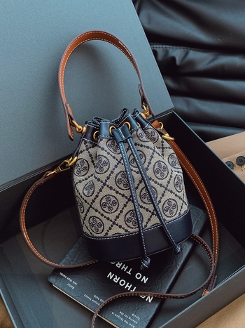 PU bucket torba s crossbody naramenicom, zatvaranje na zip, unutarnji džepovi za laptop i telefon, za svakodnevnu upotrebu, Zimska kolekcija 2025