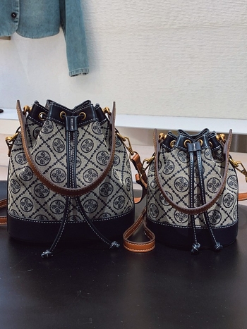 PU bucket torba s crossbody naramenicom, zatvaranje na zip, unutarnji džepovi za laptop i telefon, za svakodnevnu upotrebu, Zimska kolekcija 2025
