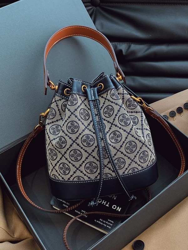 PU bucket torba s crossbody naramenicom, zatvaranje na zip, unutarnji džepovi za laptop i telefon, za svakodnevnu upotrebu, Zimska kolekcija 2025