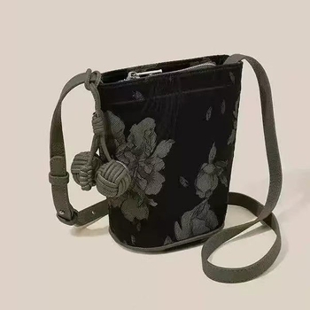 Svila bucket bag sa zatvaračem, unutarnji džep za mobitel, jedna naramenica