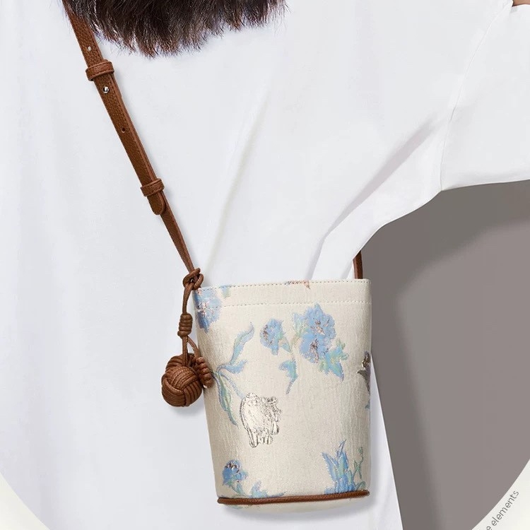 Svila bucket bag sa zatvaračem, unutarnji džep za mobitel, jedna naramenica