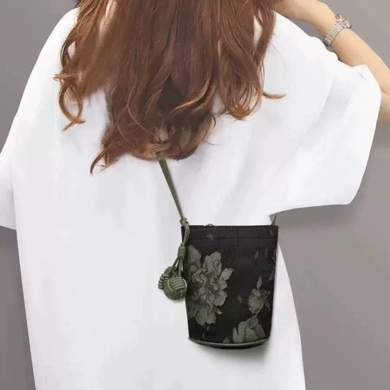 Svila bucket bag sa zatvaračem, unutarnji džep za mobitel, jedna naramenica