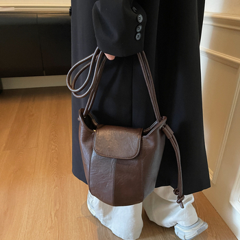 Τσάντα Bucket με αστικό μινιμαλισμό, PU υλικό, διαρύθμιση crossbody με ιμάντα ώμου, άνοιγμα με κάλυμμα, εσωτερική θήκη με φερμουάρ, πολυεστερική επένδυση, κυκλοφορία φθινοπω 2025