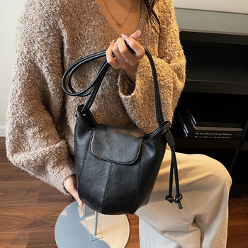 Τσάντα Bucket με αστικό μινιμαλισμό, PU υλικό, διαρύθμιση crossbody με ιμάντα ώμου, άνοιγμα με κάλυμμα, εσωτερική θήκη με φερμουάρ, πολυεστερική επένδυση, κυκλοφορία φθινοπω 2025