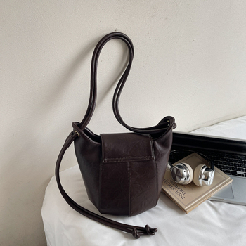 Τσάντα Bucket με αστικό μινιμαλισμό, PU υλικό, διαρύθμιση crossbody με ιμάντα ώμου, άνοιγμα με κάλυμμα, εσωτερική θήκη με φερμουάρ, πολυεστερική επένδυση, κυκλοφορία φθινοπω 2025