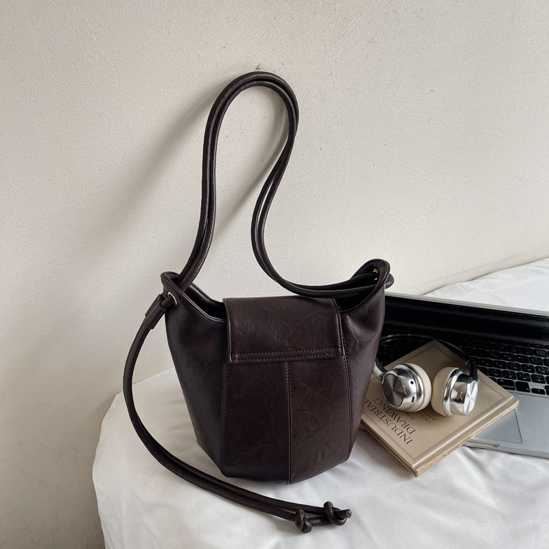 Τσάντα Bucket με αστικό μινιμαλισμό, PU υλικό, διαρύθμιση crossbody με ιμάντα ώμου, άνοιγμα με κάλυμμα, εσωτερική θήκη με φερμουάρ, πολυεστερική επένδυση, κυκλοφορία φθινοπω 2025