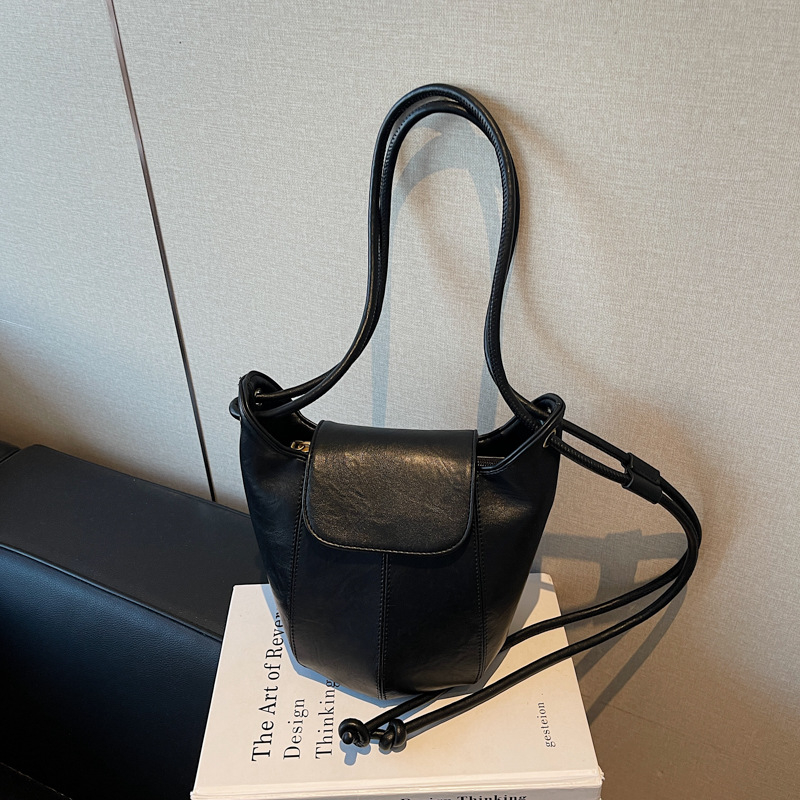 Τσάντα Bucket με αστικό μινιμαλισμό, PU υλικό, διαρύθμιση crossbody με ιμάντα ώμου, άνοιγμα με κάλυμμα, εσωτερική θήκη με φερμουάρ, πολυεστερική επένδυση, κυκλοφορία φθινοπω 2025