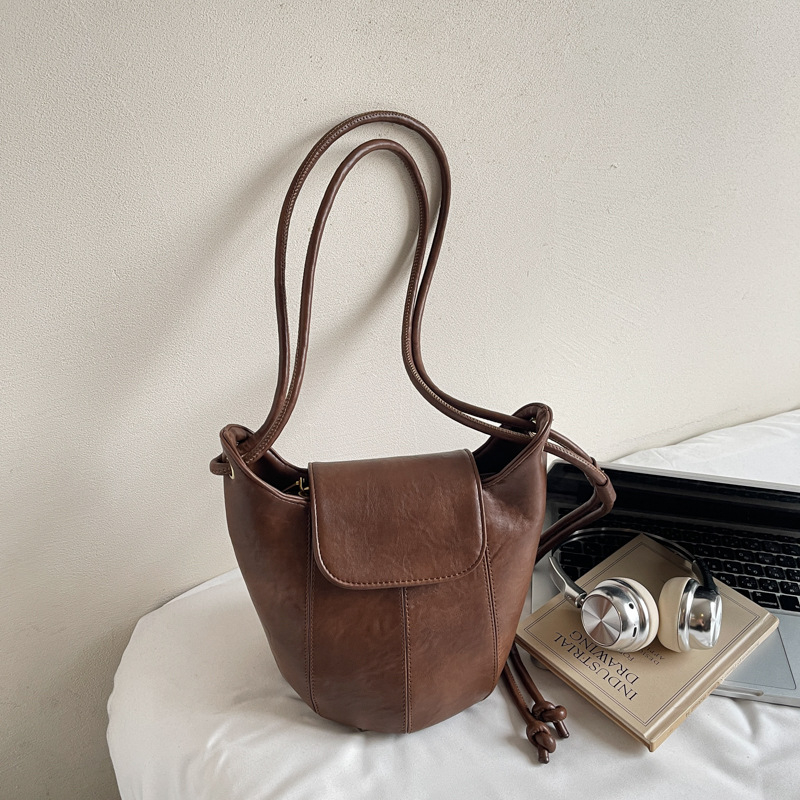 Τσάντα Bucket με αστικό μινιμαλισμό, PU υλικό, διαρύθμιση crossbody με ιμάντα ώμου, άνοιγμα με κάλυμμα, εσωτερική θήκη με φερμουάρ, πολυεστερική επένδυση, κυκλοφορία φθινοπω 2025