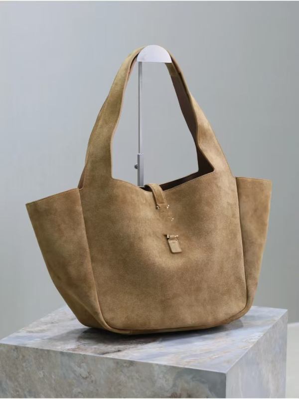 Torbica Tote s leopard uzorkom, bucket stil, materijal: Super Fiber, magnetsko zatvaranje, unutarnja struktura: džep sa zatvaračem i džep za telefon, jedna naramenica