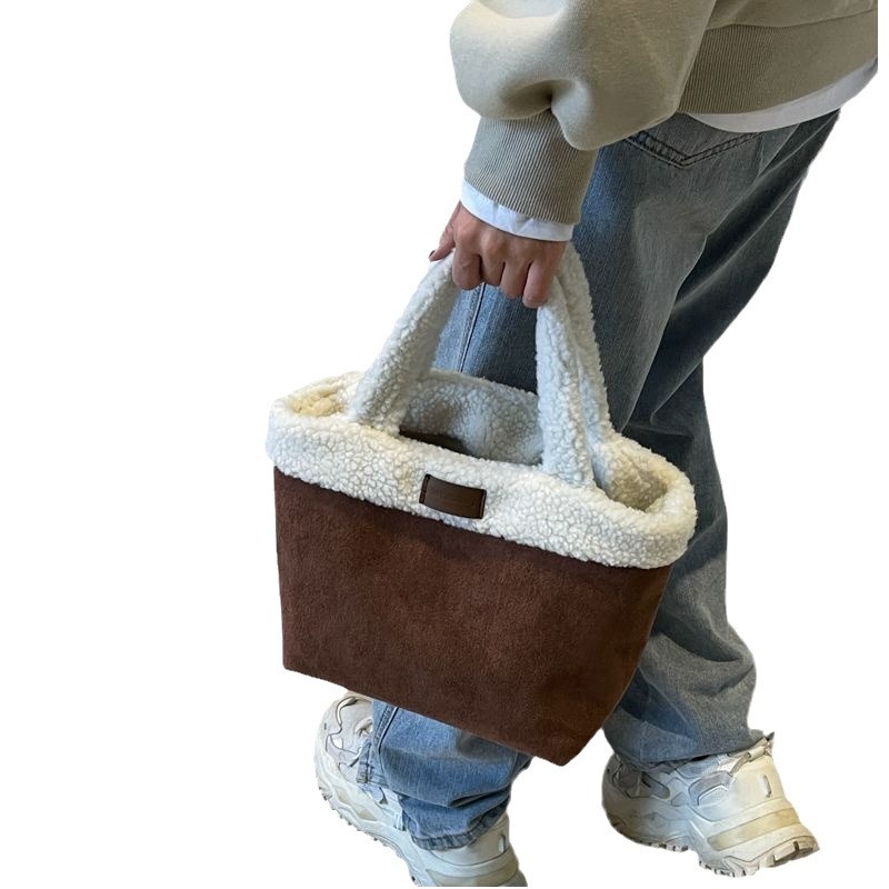 PU bucket torba, vertikalno kvadratnog oblika, kopčanje kukom, mekana tekstura, jedna naramenica, unutarnja džep za mobitel