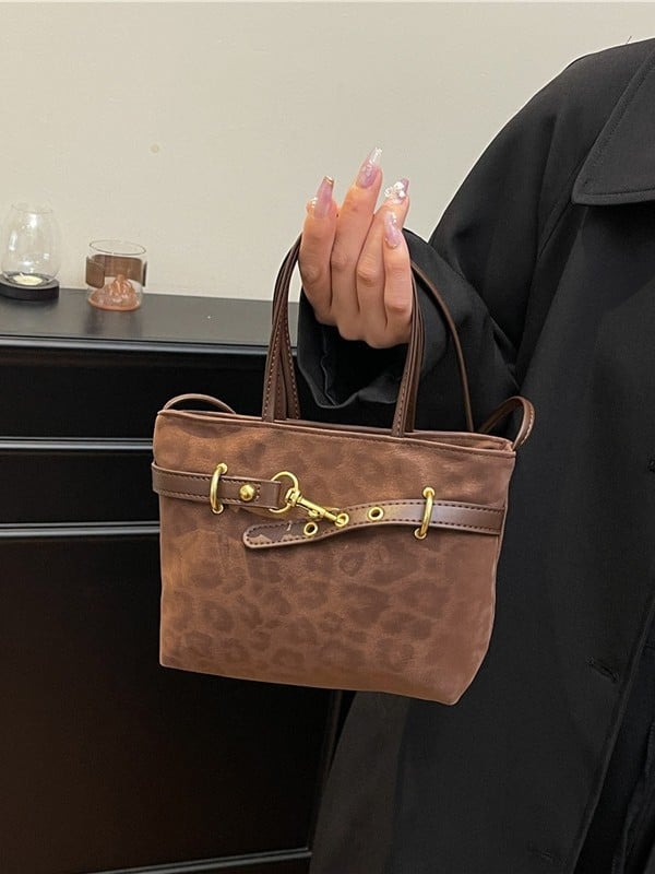 Ženska velur bucket torba s leopard printom, zatvaranje na zip, unutarnji džep sa zipom, džep za telefon i dokumente