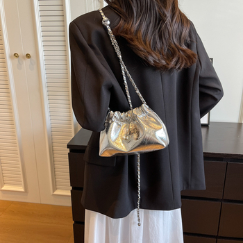 PU torbica-vedro s magnetskim zatvaranjem, gradski crossbody stil, jednoručna naramenica, džep za telefon, poliesterska podstava