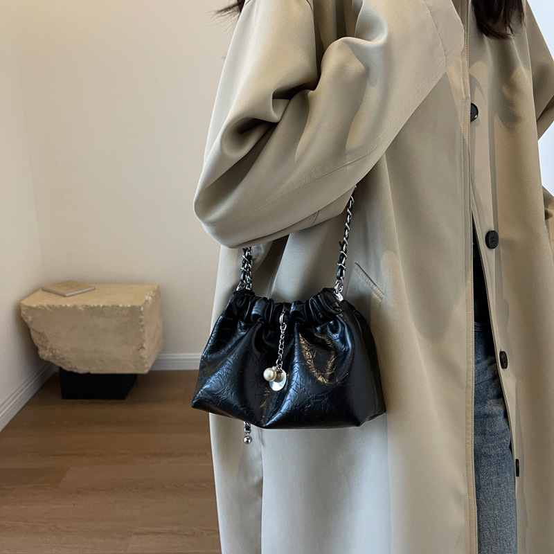 PU torbica-vedro s magnetskim zatvaranjem, gradski crossbody stil, jednoručna naramenica, džep za telefon, poliesterska podstava