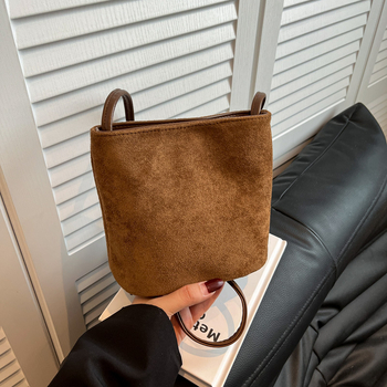 Ženska bucket torba od jelenje kože, ulični stil, horizontalni četvrtasti oblik, magnetsko zatvaranje, skrivena džep s zipom