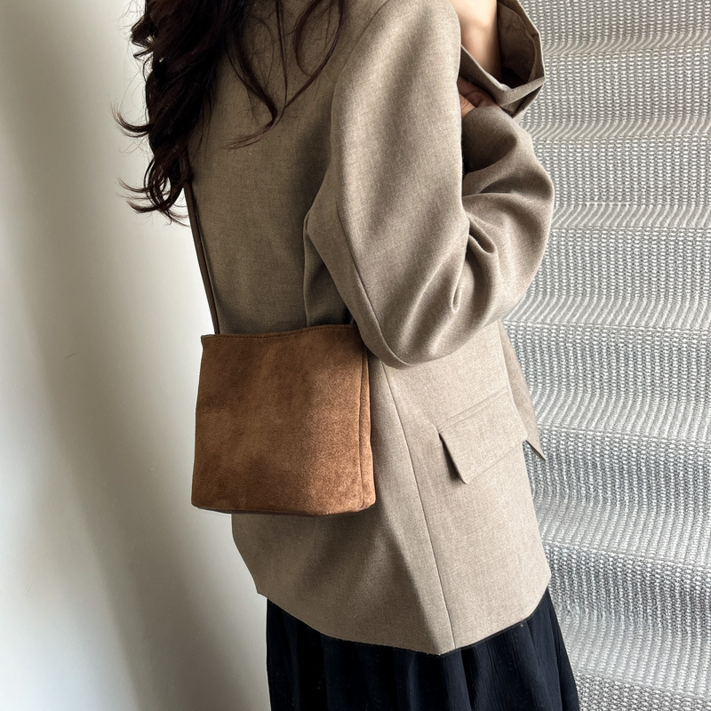 Ženska bucket torba od jelenje kože, ulični stil, horizontalni četvrtasti oblik, magnetsko zatvaranje, skrivena džep s zipom
