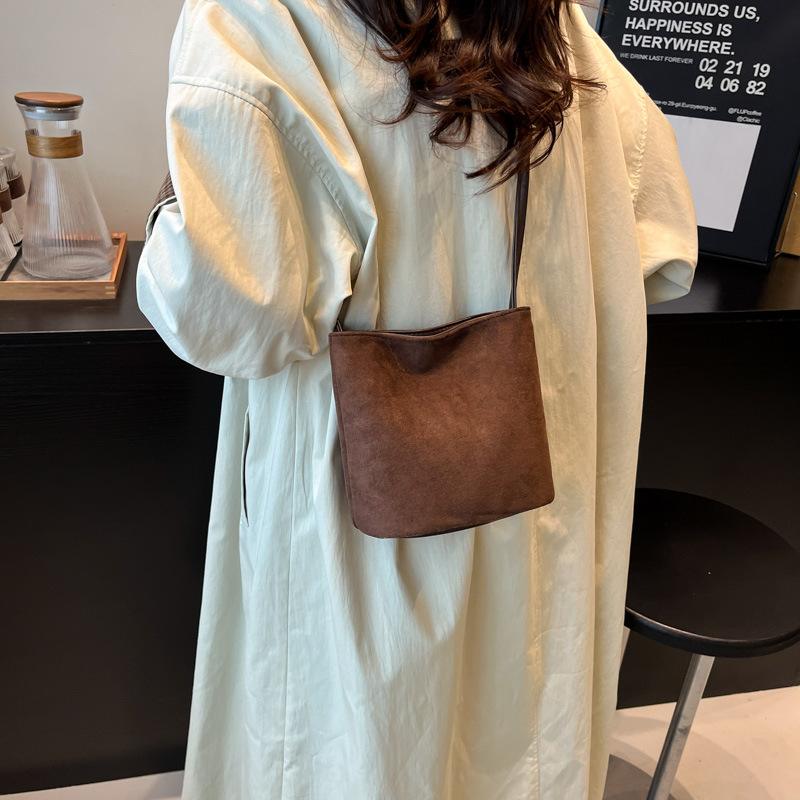 Ženska bucket torba od jelenje kože, ulični stil, horizontalni četvrtasti oblik, magnetsko zatvaranje, skrivena džep s zipom